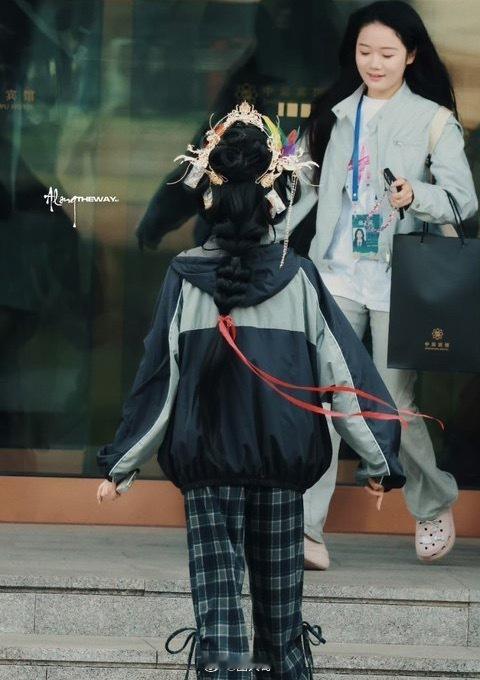 白鹿奔跑吧凤冠造型路透蛙趣，这才是古装女神的既视感吧！白鹿自从回归《奔跑吧》之后