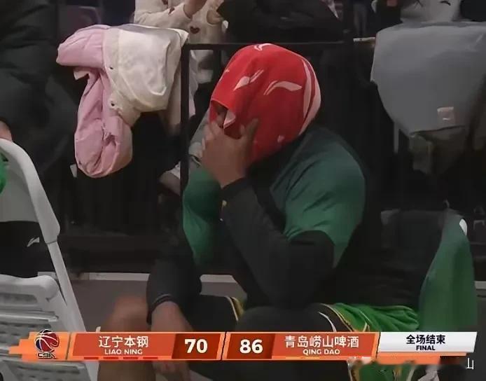 替威尔斯感到不值得。拿到33分的威尔斯在哨声响后坐在替补席上用毛巾盖住头部，应