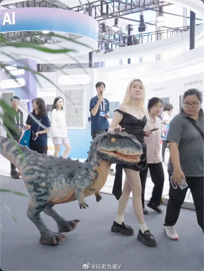 哈哈哈在上海外滩大会遛机器恐龙也太酷了吧！从狗到龙，这进化速度我是跟不上了，下次