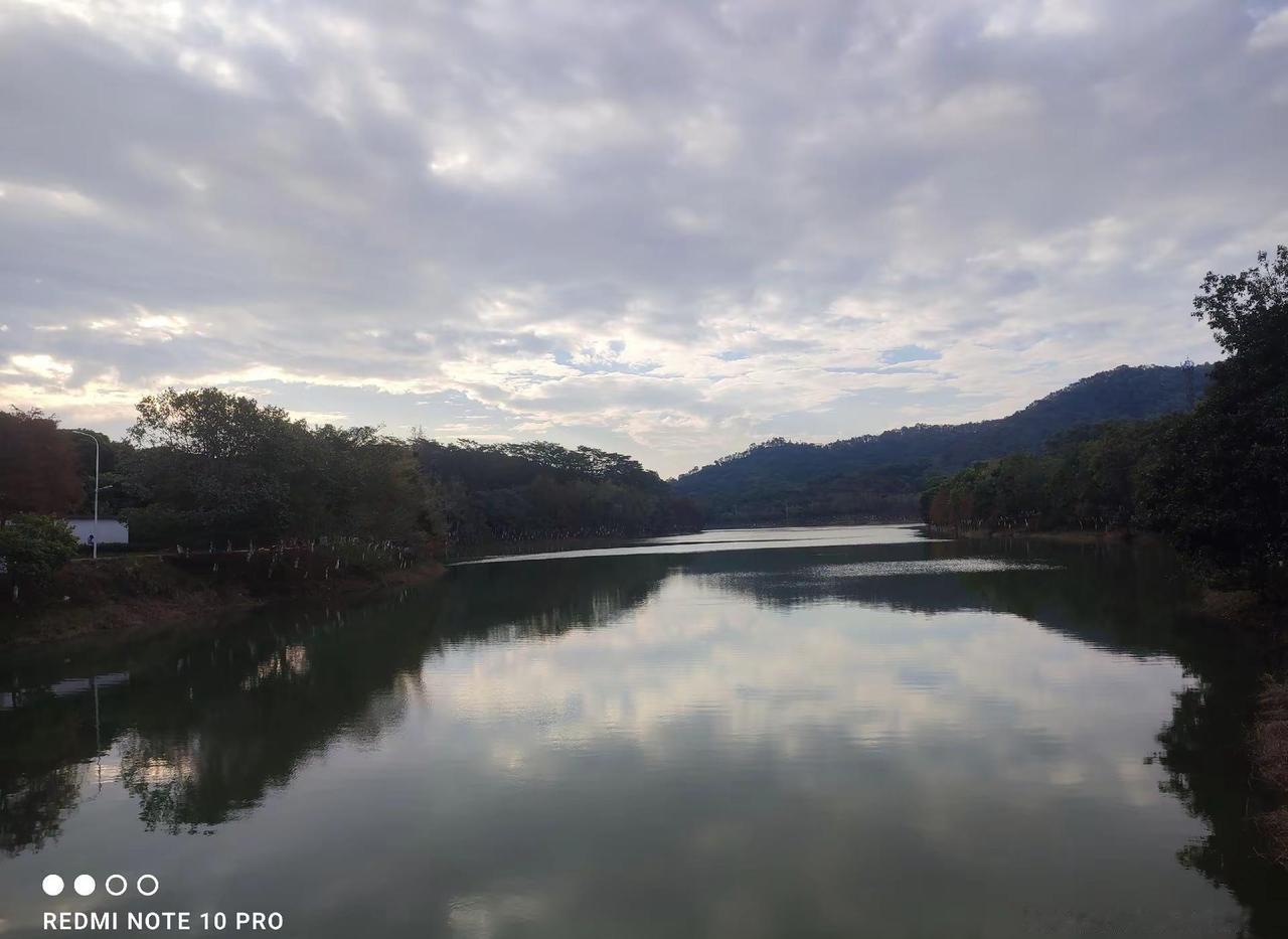 爬山推荐青山在此野外户外山上美景慢步