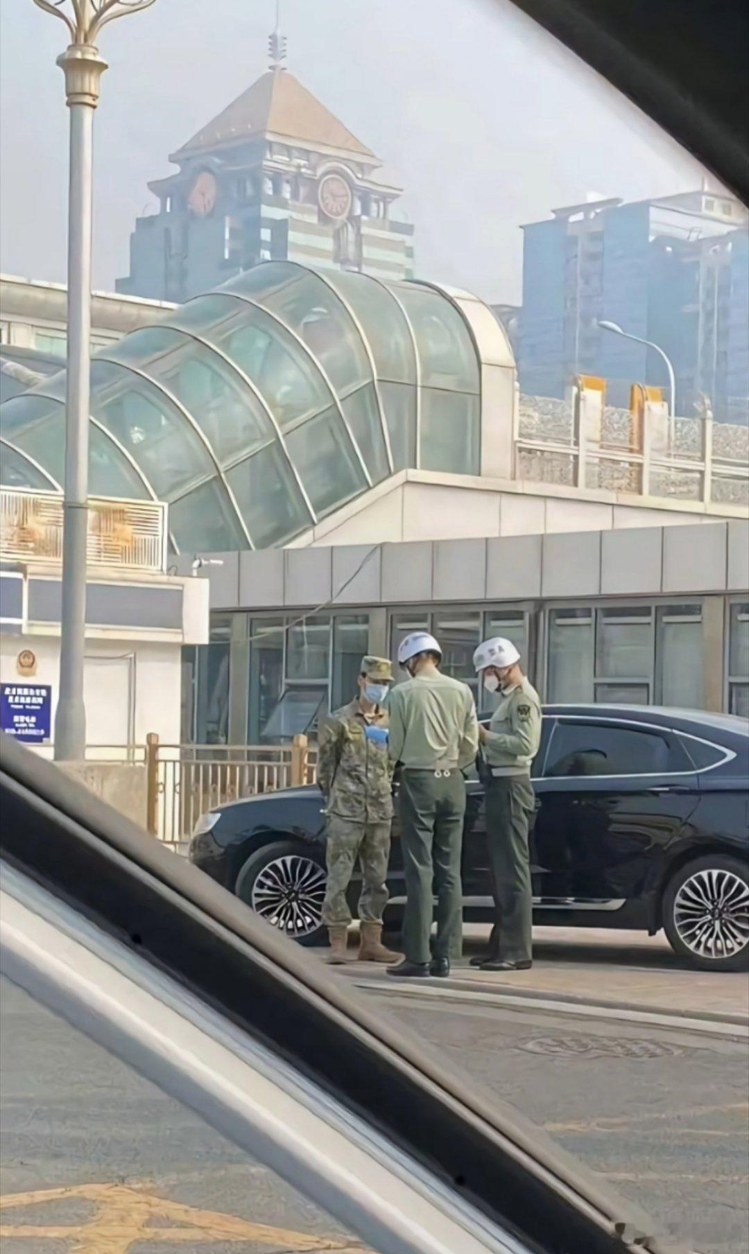 上次军区医院门口看到俩个列兵，军装拿手里还抽烟……马路对面俩个纠察踢着正步就过来