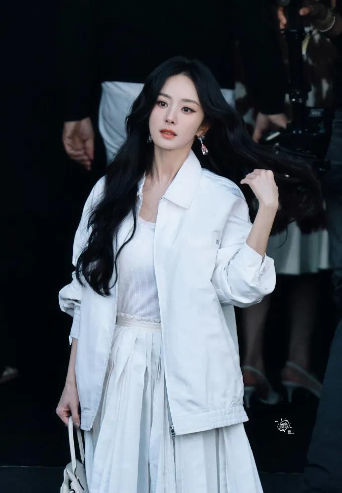 ✨杨幂这组全白穿搭也太绝了！白色夹克叠穿背心+百褶裙，简约又时髦，全白配色干净