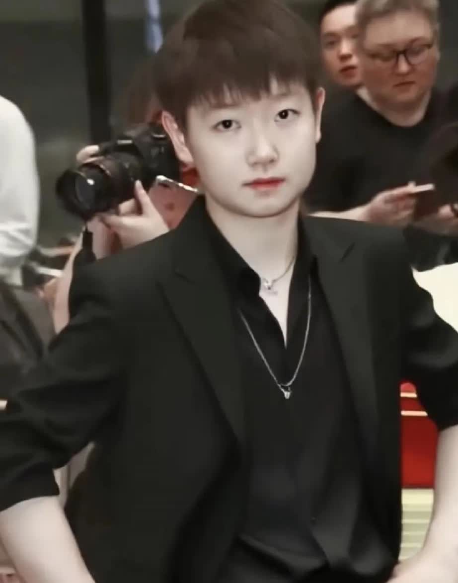 我的老天奶，孙颖莎真的帅得没边儿了！[爱心]孙颖莎黑色西装一穿妥妥的女霸总，