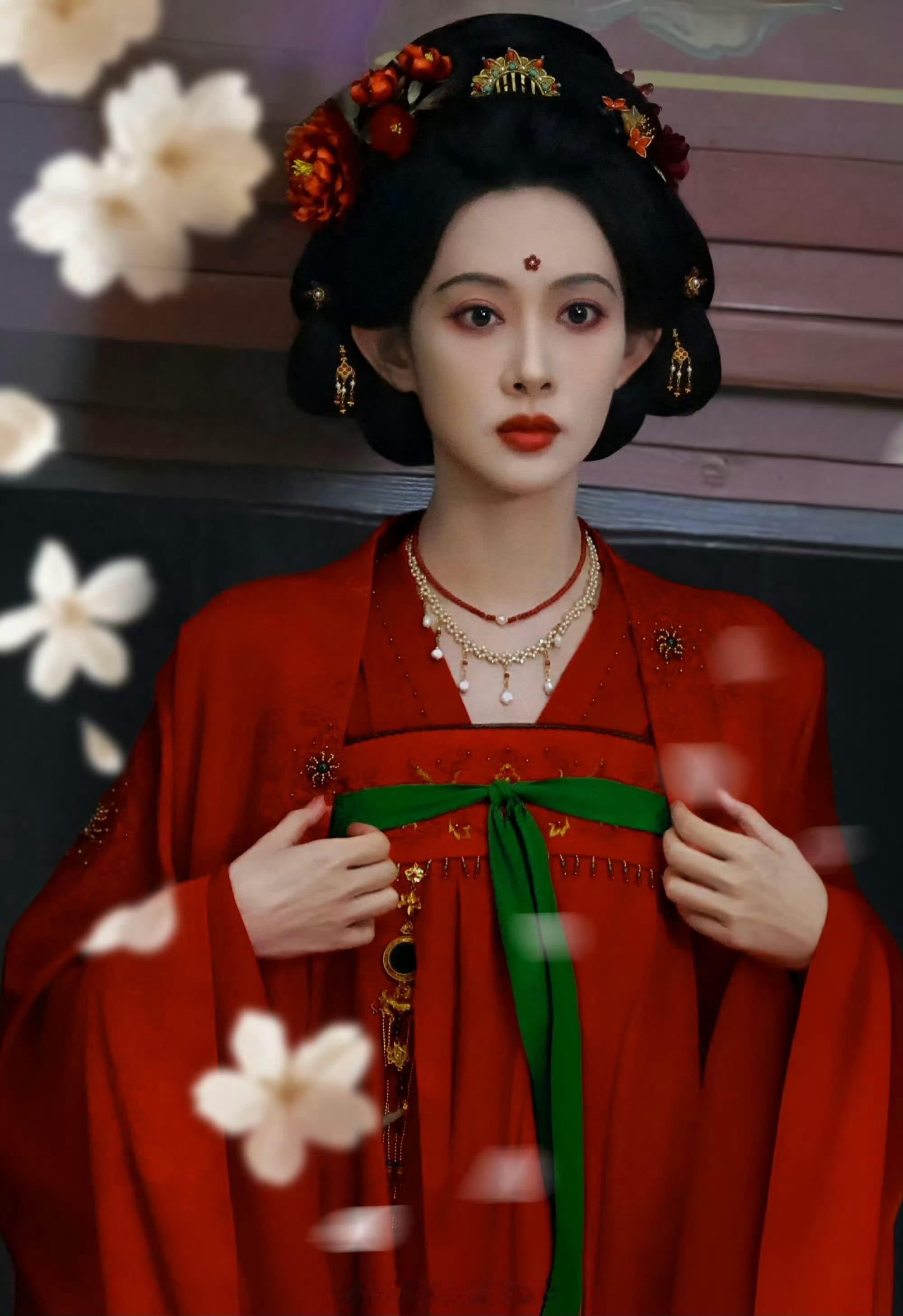 孟子义红衣造型路透孟子义暮晚摇红衣路透孟子义暮晚摇红衣路透，好看，好耶好耶​​