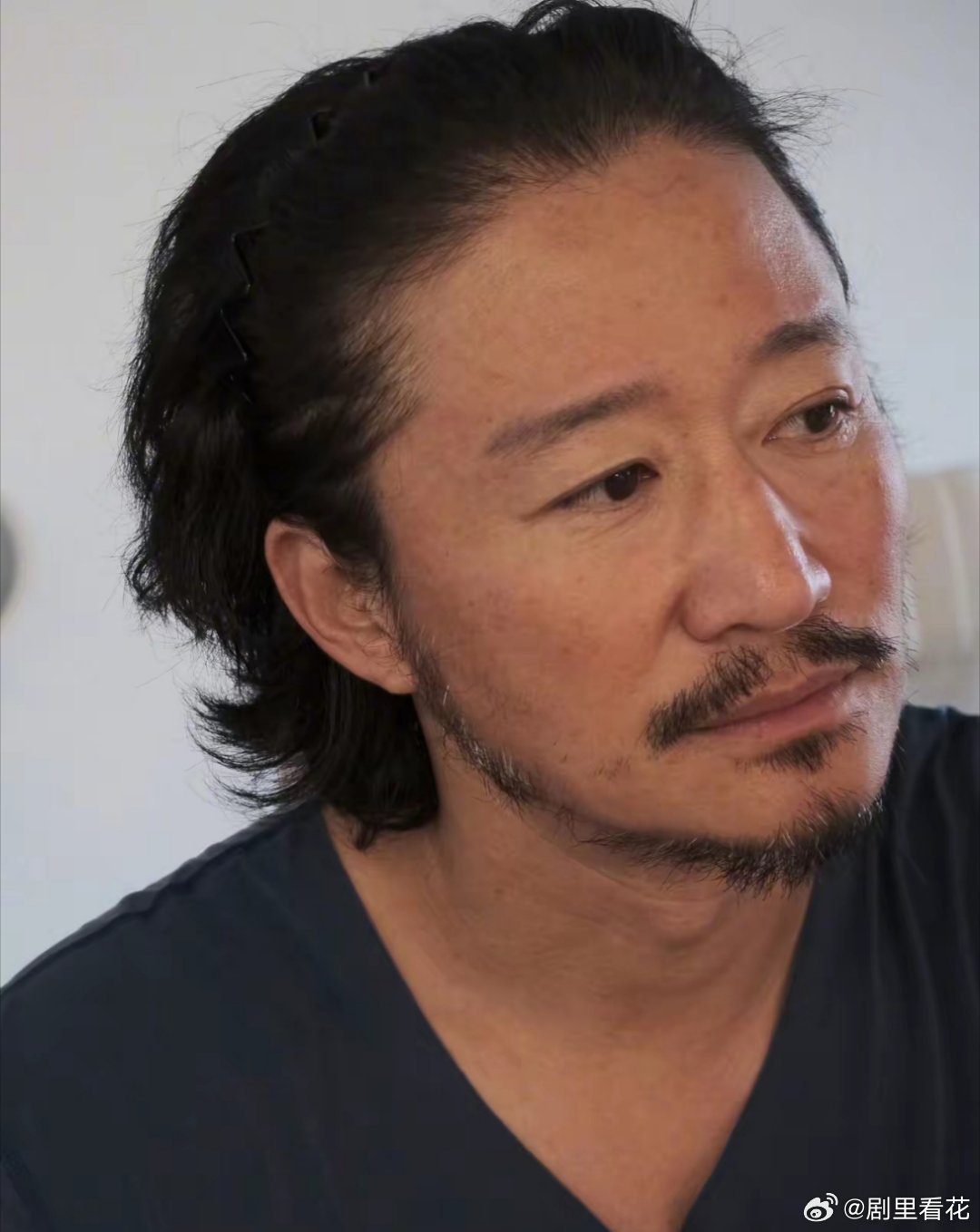 谢楠发文为吴京庆祝52岁生日，分享老婆视角的吴京，并配文：发一张我拍的吴师傅，生