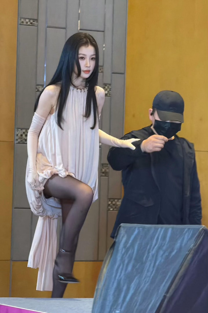 虞书欣这身黑丝造型氛围感拉满，灵动又妩媚，一眼就被狠狠吸引住了。