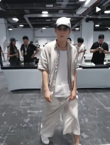迄今为止，还没有一个比他潮的港星，刘德华不行，谢霆锋也不行！