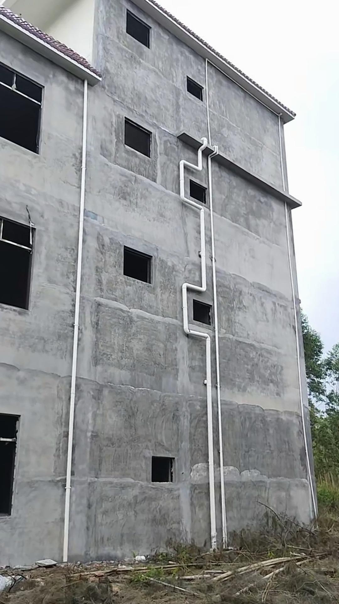 外墙装“匚”形落水管，这不是自讨苦吃、自添堵塞隐患吗？在外墙安装落水管，最好选