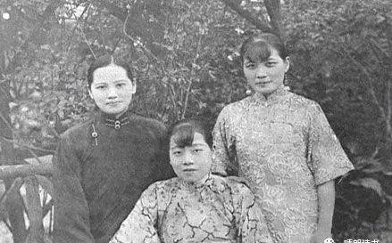 1914年，宋霭玲与孔祥熙完婚。新婚之夜，一伙儿人来闹洞房，有人一把扯下她的腰带