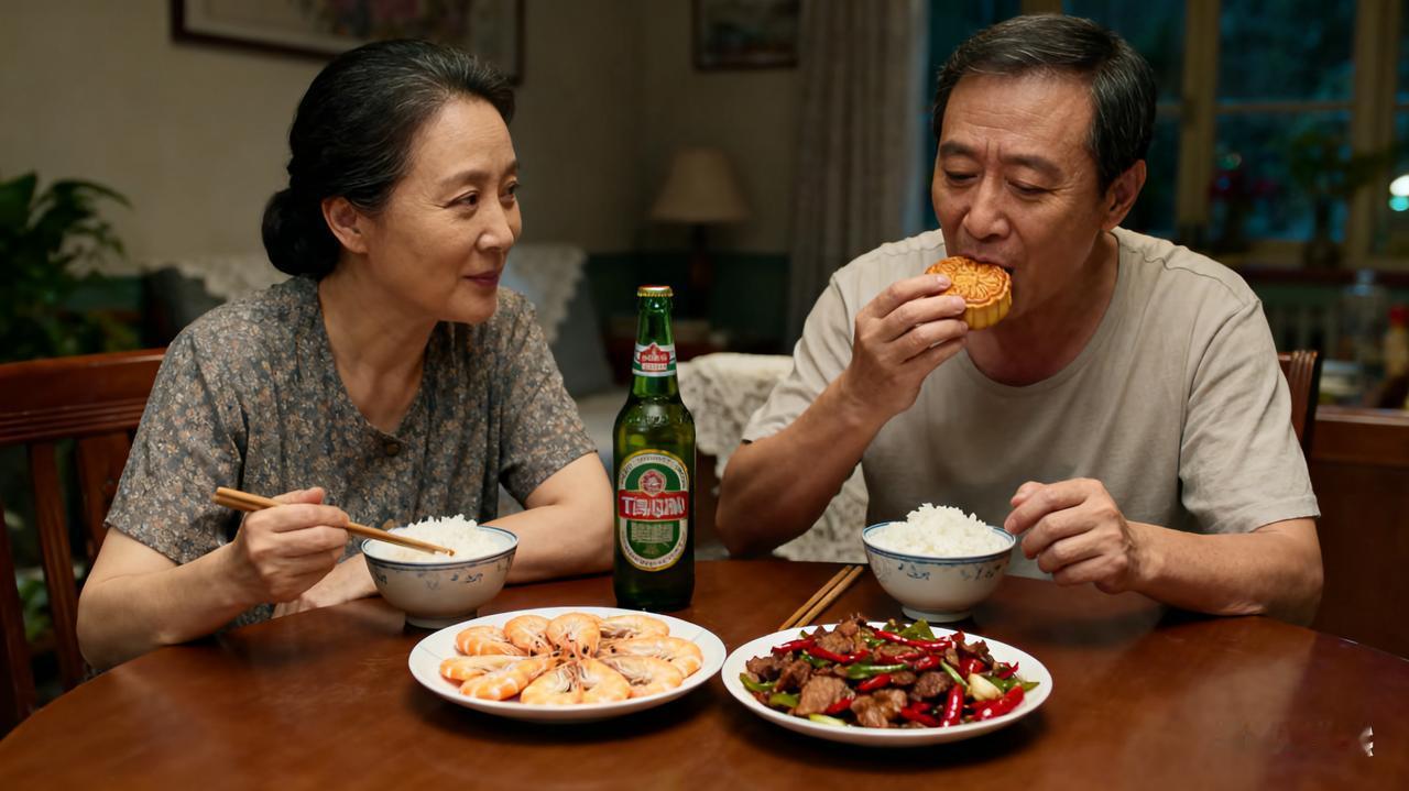 我老公老奇葩了，你知道他怎么吃月饼么？我的认知是当作下午茶。或者是当作间餐吃