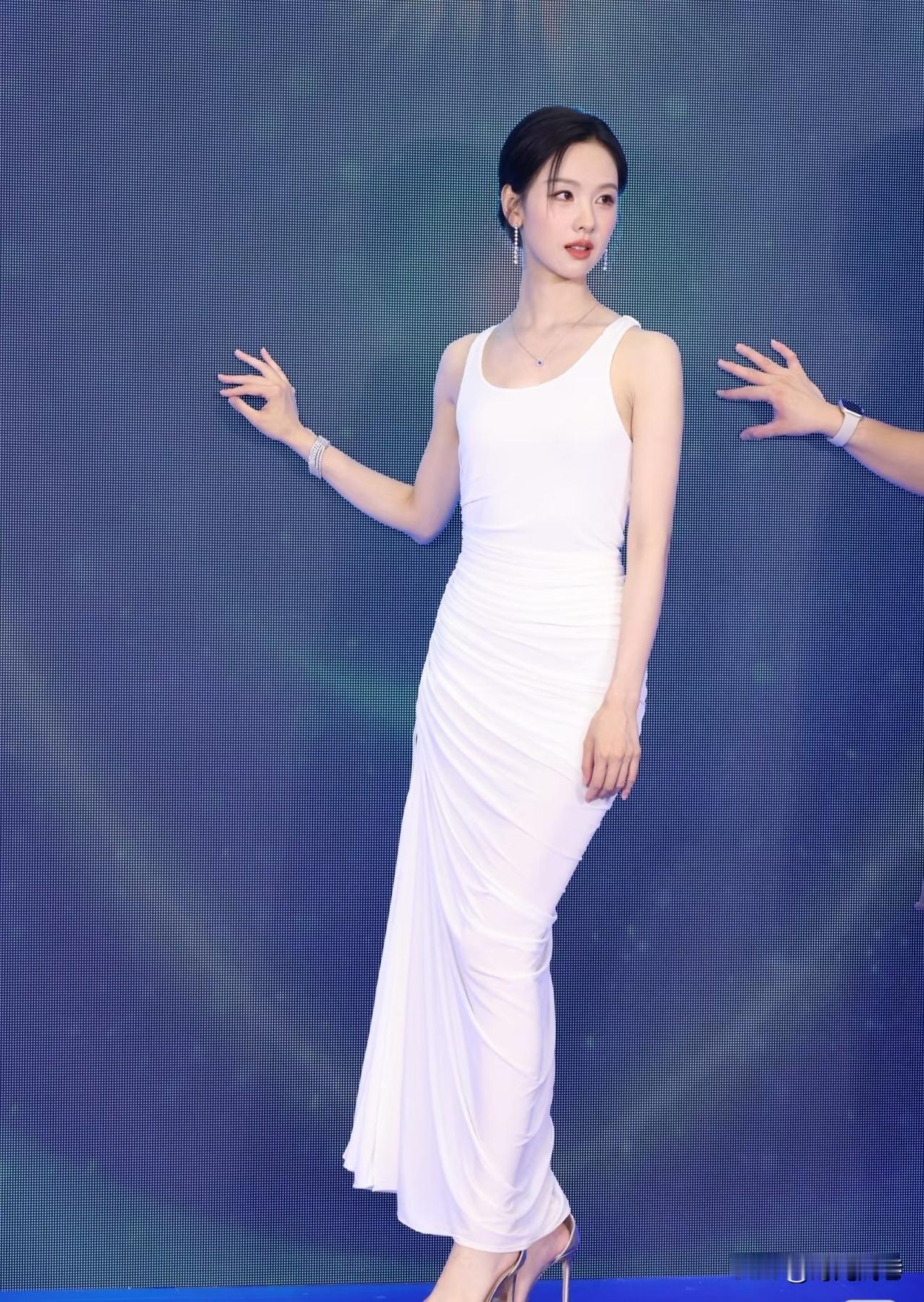 陈都灵白色礼服穿搭，尽显曼妙玲珑的好身材！