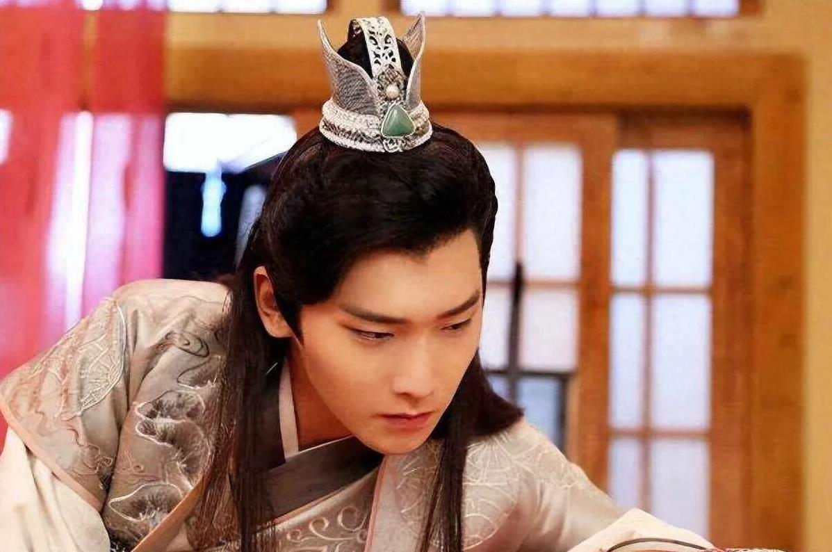 524年，18岁萧纶找来一位古稀老人，给他打扮成梁武帝的模样，并举行跪拜礼，磕头