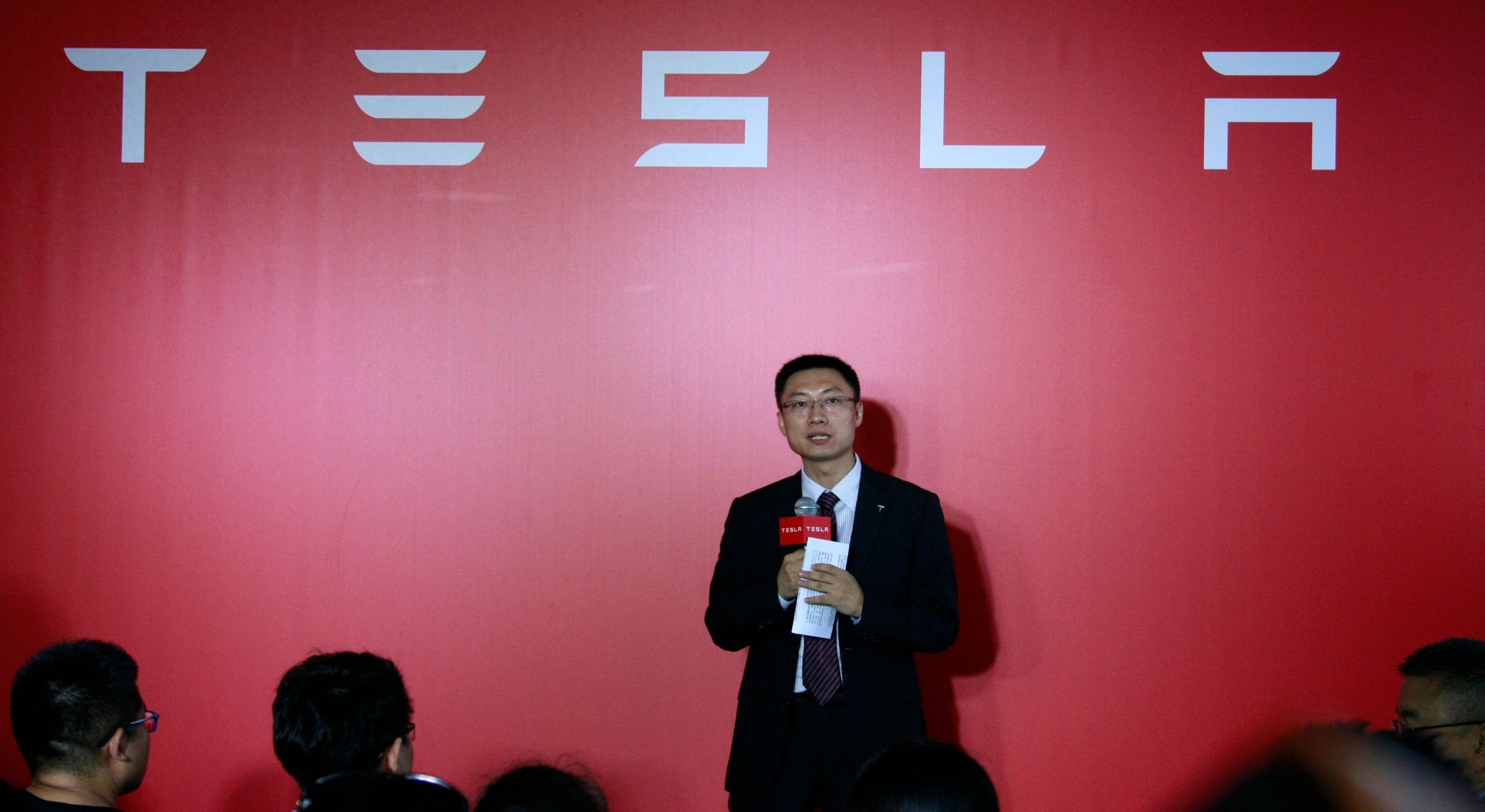 特斯拉最近给朱晓彤发了笔大单。52万份股票期权，按现在价格算，值16亿...