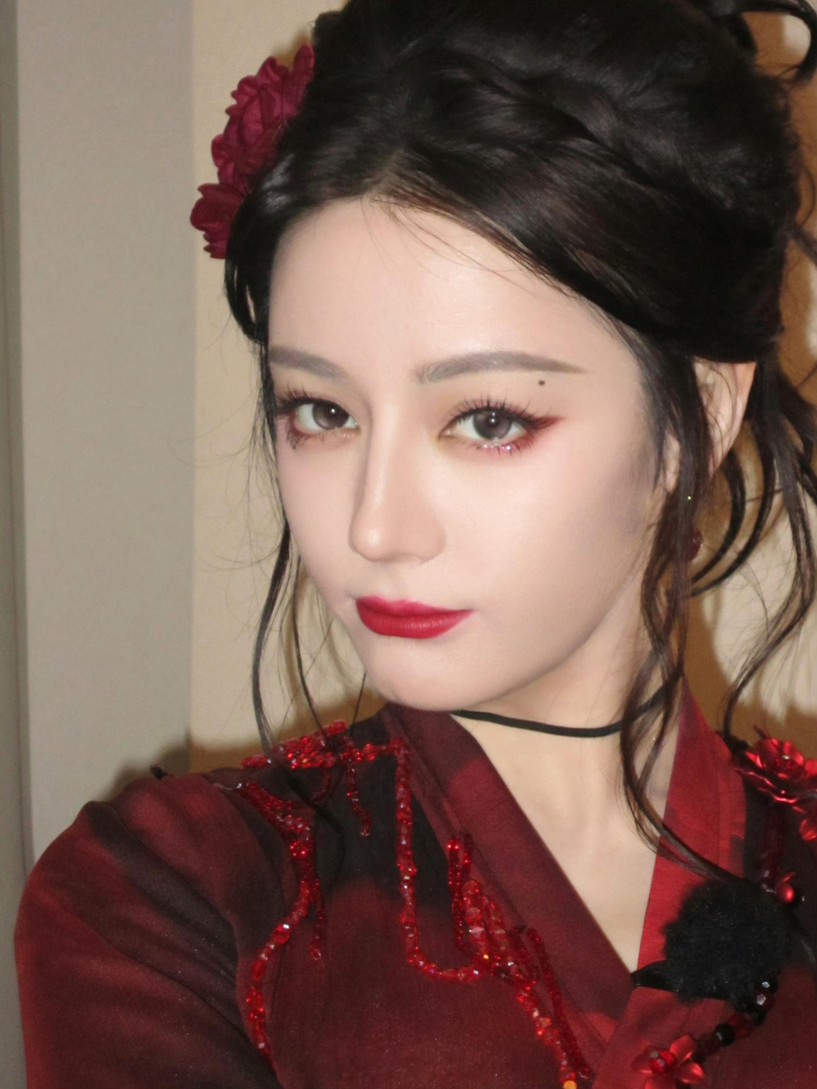 迪丽热巴妆发vlog浓颜就要配红色！🤩红色系look好异域好美！美女就要配红
