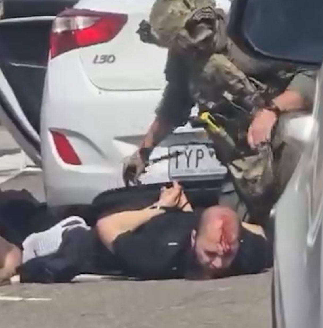 澳洲现在是惊弓之鸟了！昨天，防暴警察大规模出动在悉尼街头抓了7个恐袭嫌疑人；今天