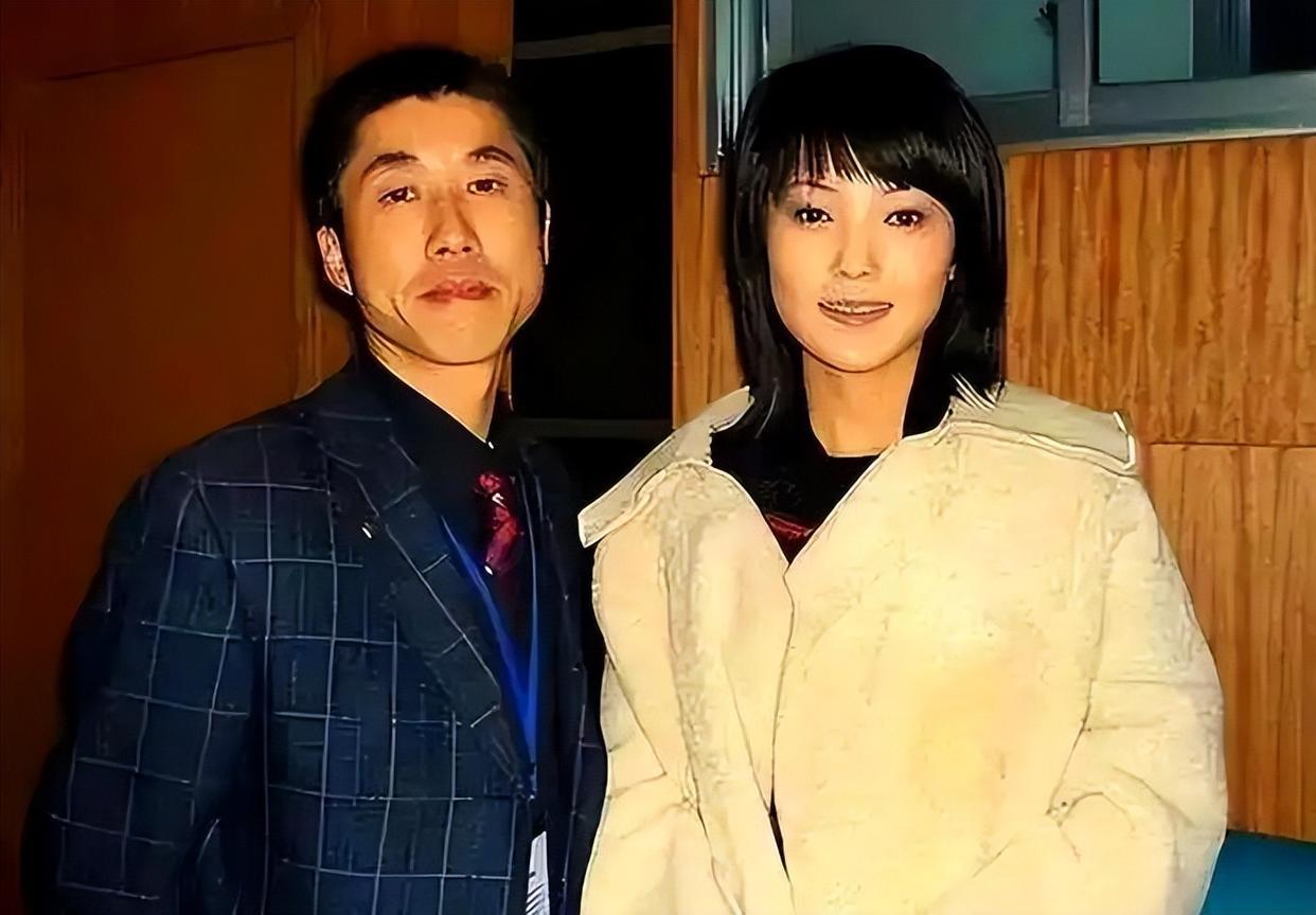 一位安徽乡下出来的单身母亲，领着孩子去南方靠唱歌打工，恰好碰上一位“亿万富翁”。