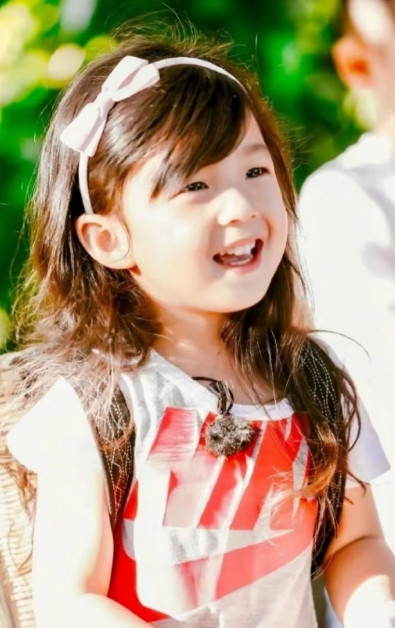 ​近日刘耕宏晒出和女儿小泡芙的手势舞视频，​原来小泡芙已经长这么大了。​还记得