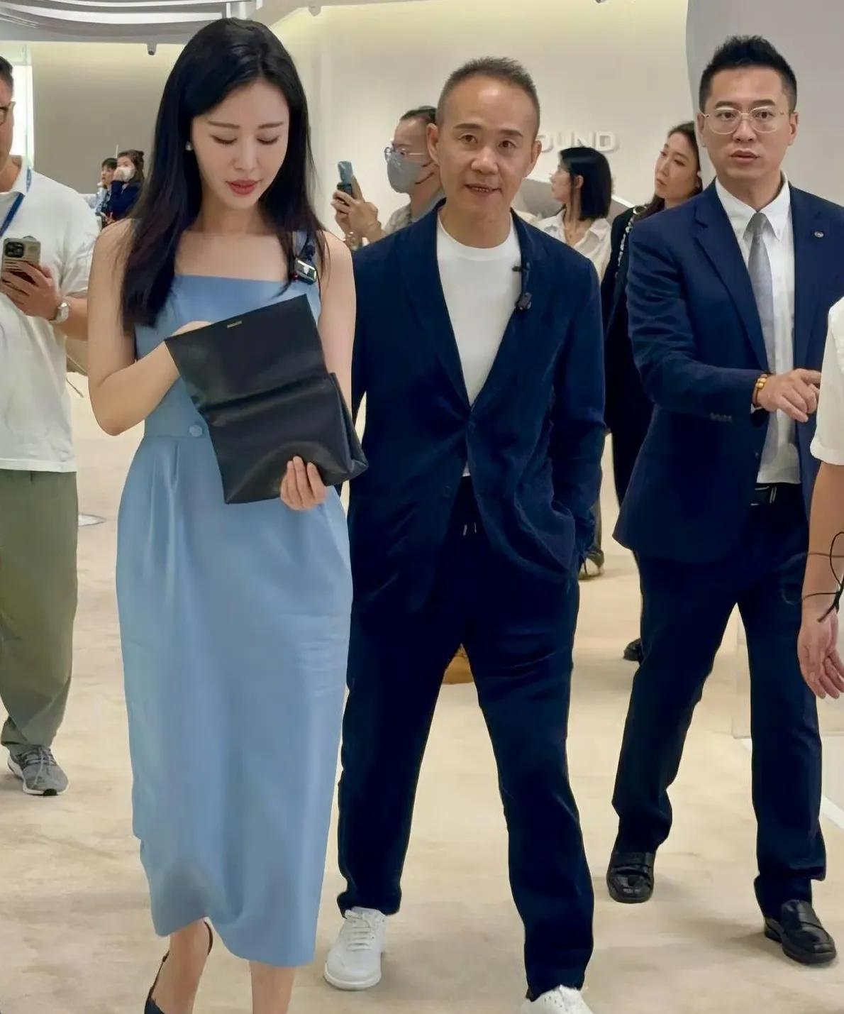 身体很诚实，总感觉老王走路慢他老婆半拍，田朴珺才44岁，而他已经74岁了。这是