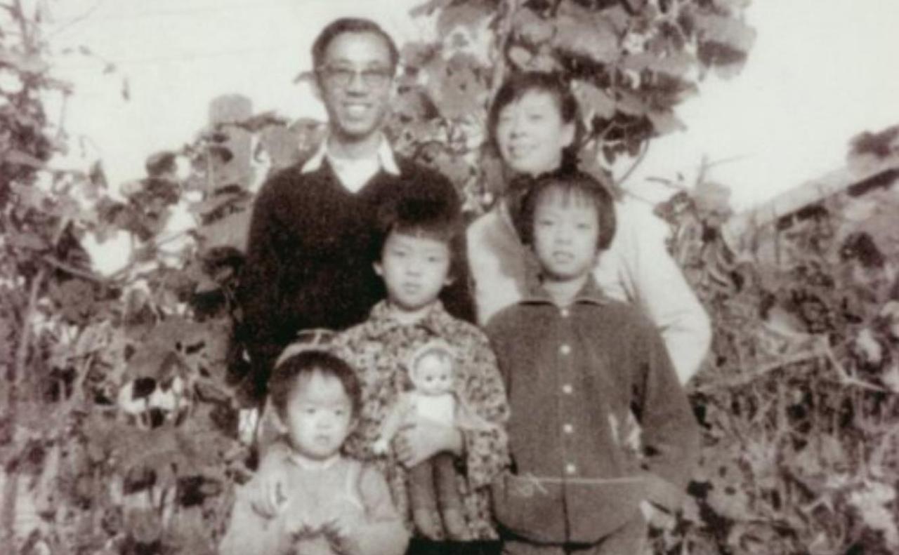 1968年6月初的一个周六下午，第七〇三研究所所长姚桐斌的夫人下班回家，听到保姆