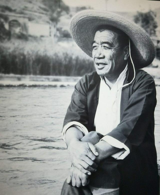 1979年春，在全国政协小组会上，杨显东鼓足勇气发言，第一个带头揭开了大寨的盖子