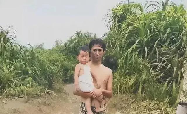 1978年，28岁的郭台铭，只穿一条大花裤衩，看起来很颓废。那个小男孩，是郭