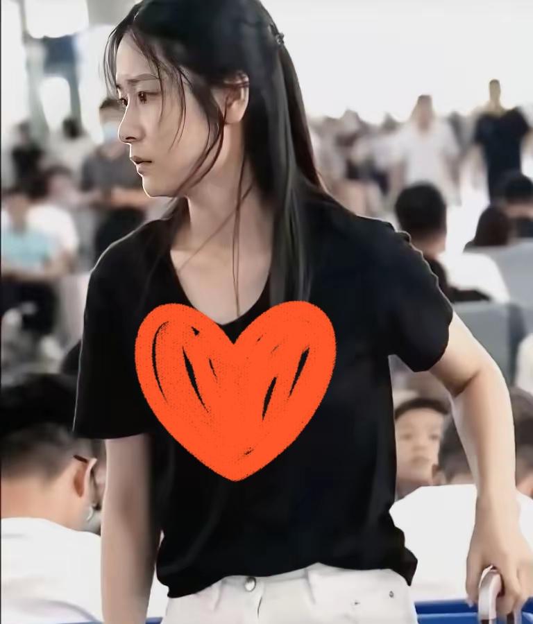 网上流传一段高铁站候车厅十几秒的路人抓拍视频。视频里的女生，没有精致妆容，身上没
