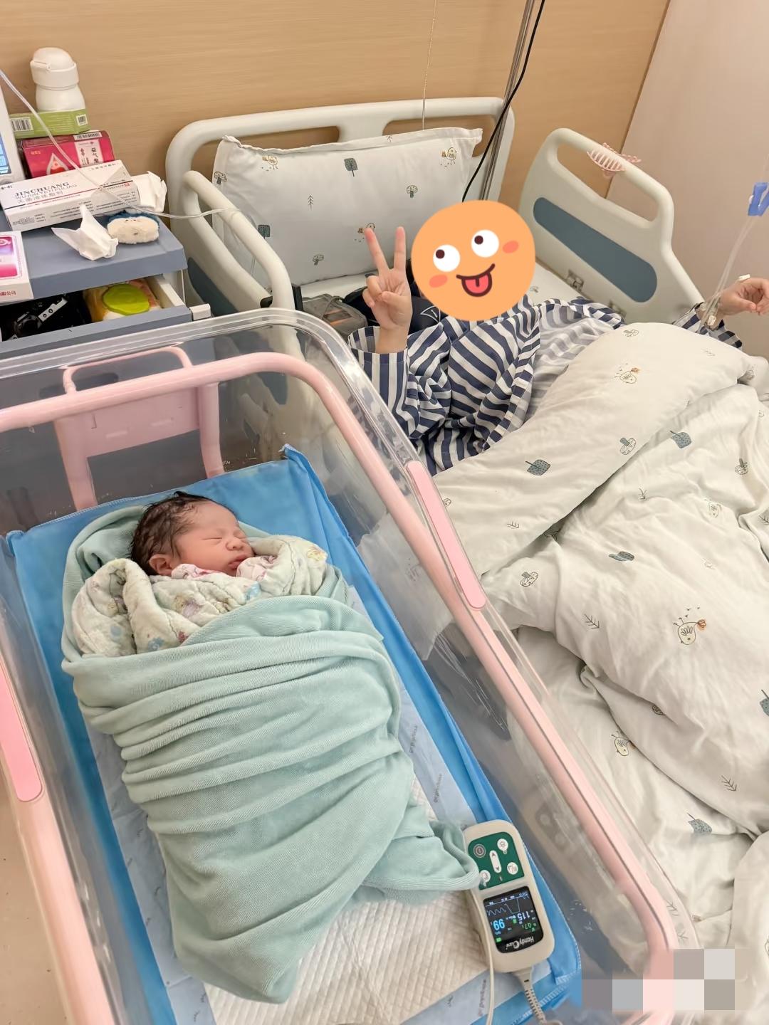 昨天闺女顺利生下三胎，掀开小被子一看是个小公主，全家当场乐疯了！之前为了圆婆婆盼