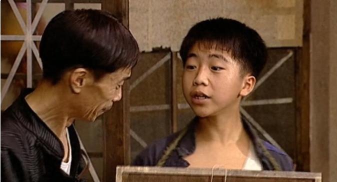 一句街头叫卖，我听了十几年，今天才懂，里面藏着一个排的兵力。你以为“老刀牌”只