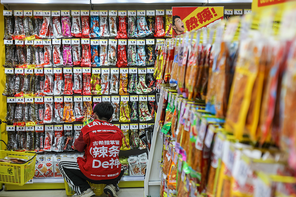 休闲零食两极分化加剧: 量贩冲击传统巨头, 即时零售入局增加变量
