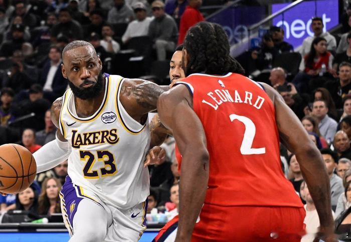 泪目！湖人遭遇伤病潮，40岁詹皇轰36分燃尽了：四大主力受伤太难当里夫斯、艾顿