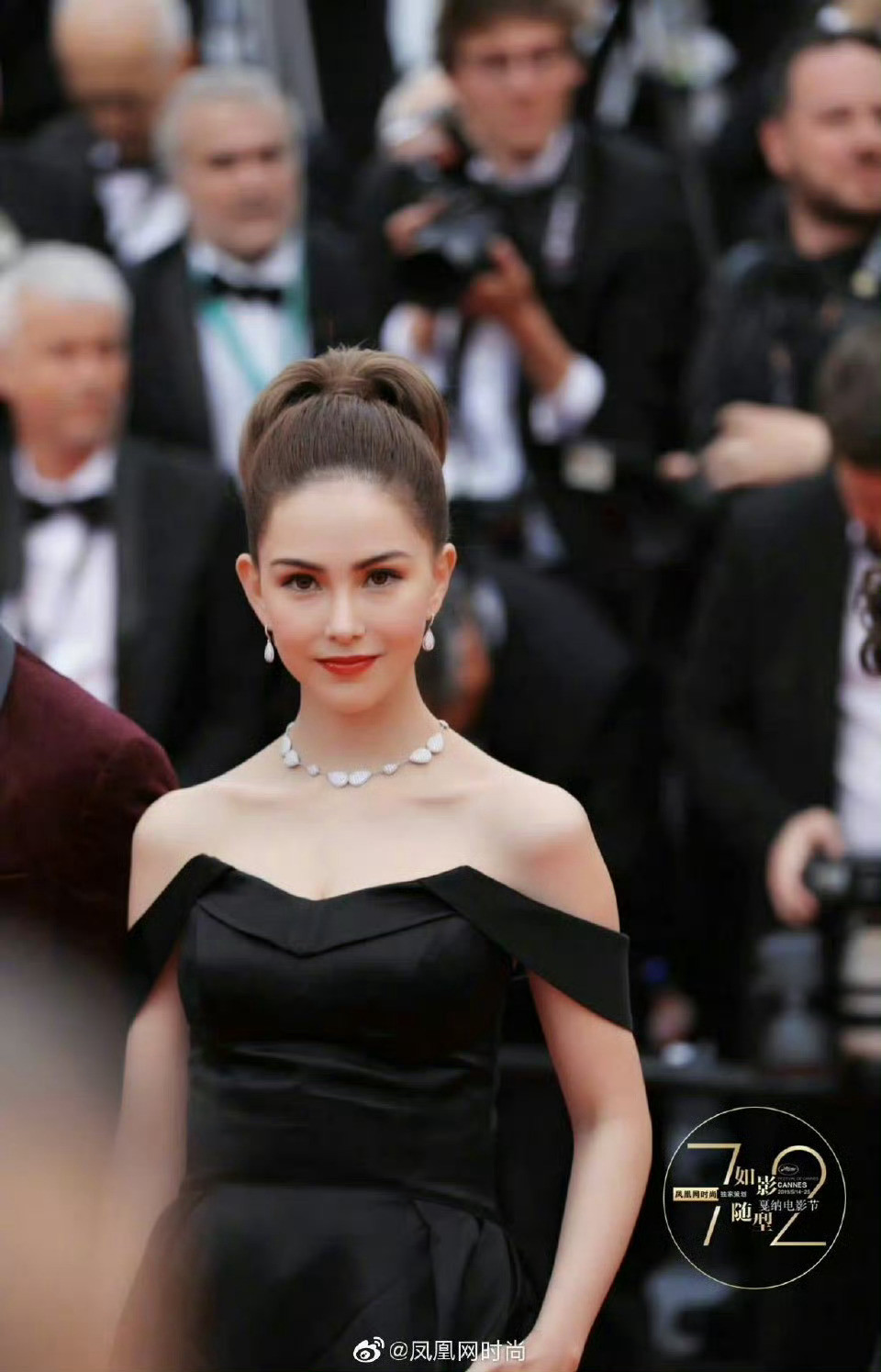 在人群中默默的注视着老婆走红毯！