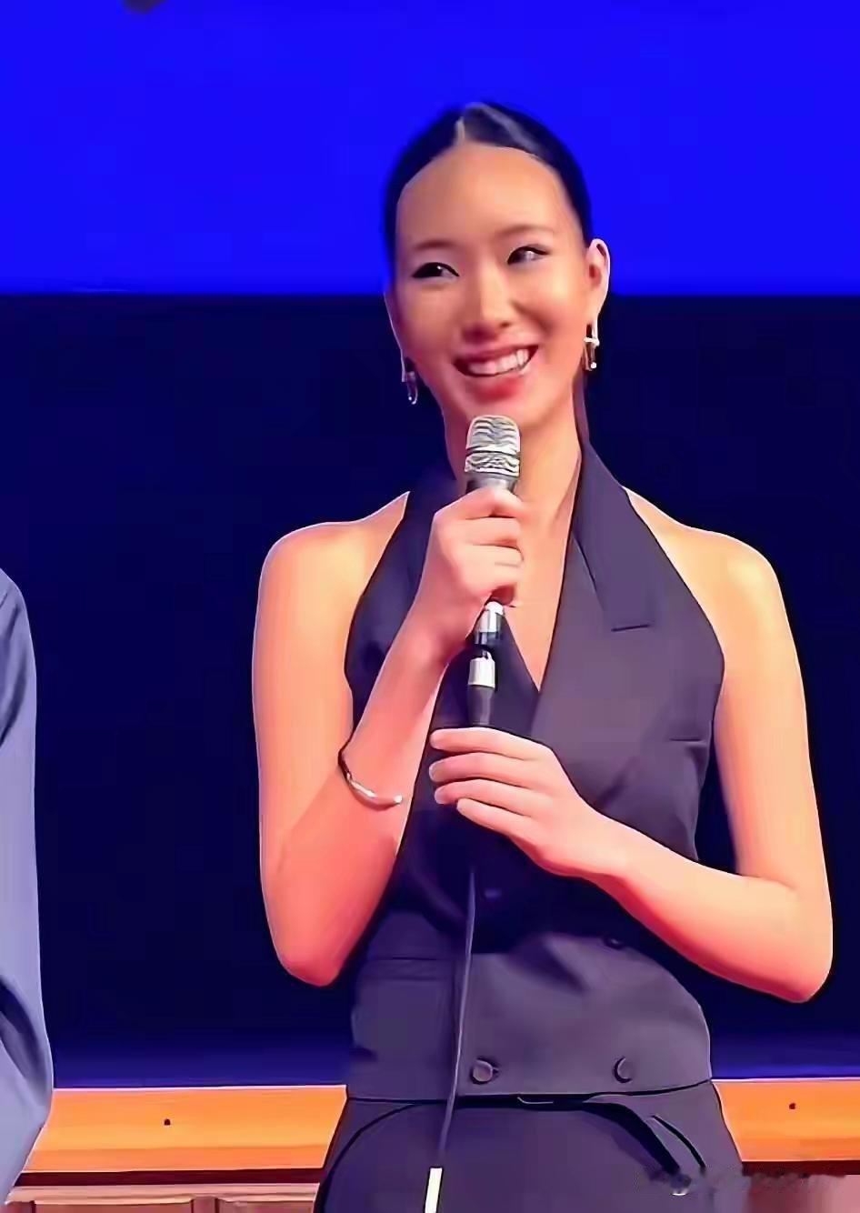 小S的大女儿，这离开了美颜滤镜，颜值也不行啊，感觉有点太过于成熟了吧