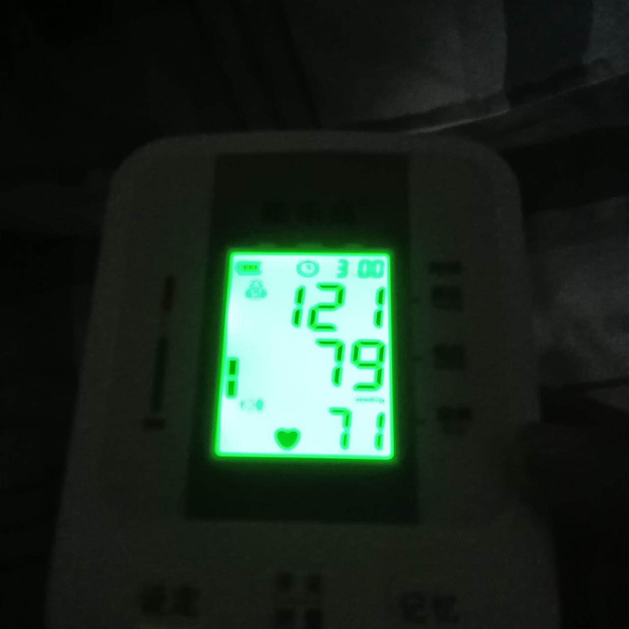 老伴怀疑血压计坏了昨天我陪老伴去县城医院做例行检查，防止服药造成肝肾损伤。