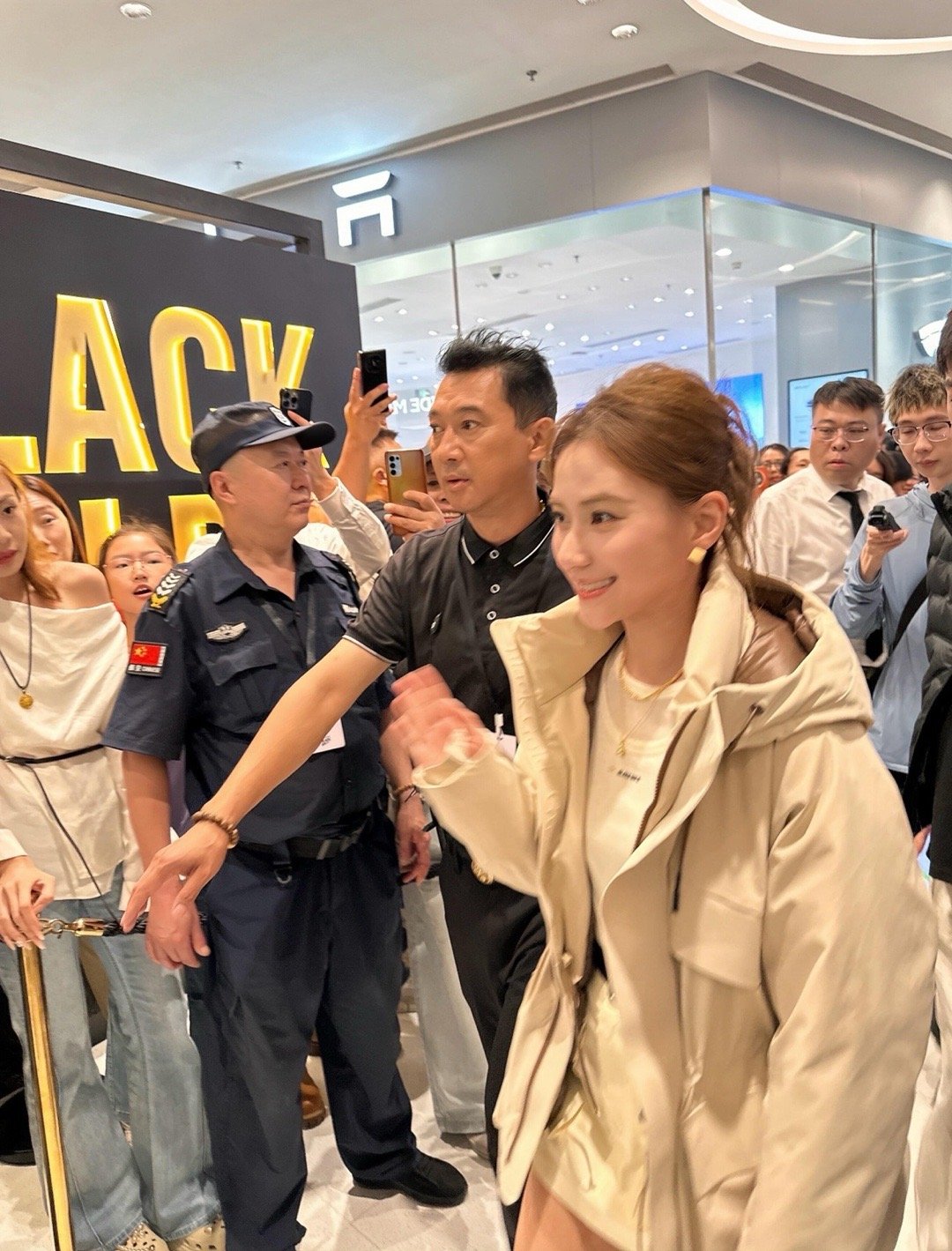 何超莲现身沈阳参加某活动，她的人气好高啊​​​