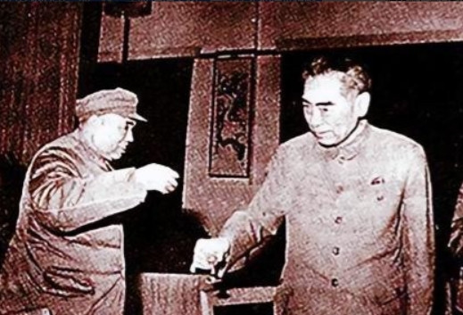 1985年，许世友将军卧病在床，趁旁边无人陪护时，用毛巾勒住自己的脖子死死拉紧，