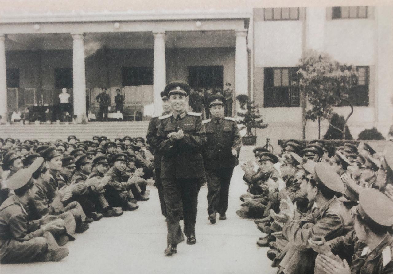 1957年5月8日总参谋长粟裕给成都军区直属机关3000多名排以上干部作报告。除