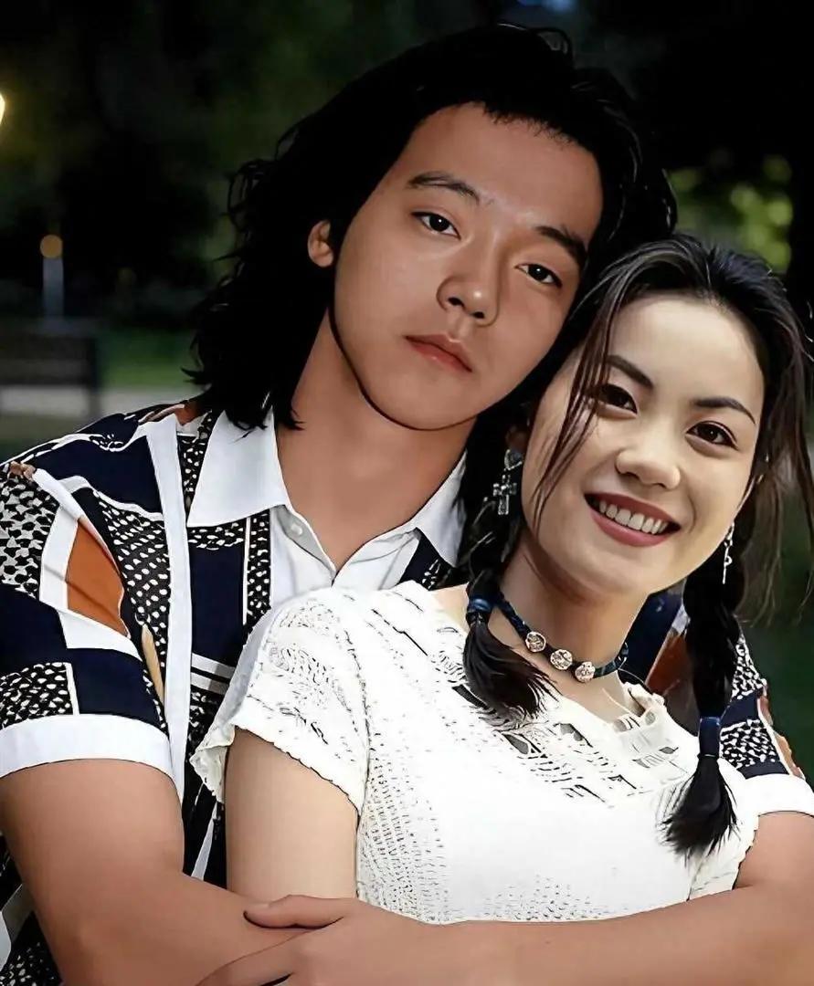 你知道吗？那个让王菲痴迷下嫁的摇滚才子窦唯，如今成了在菜市场为一根葱砍价的光头大