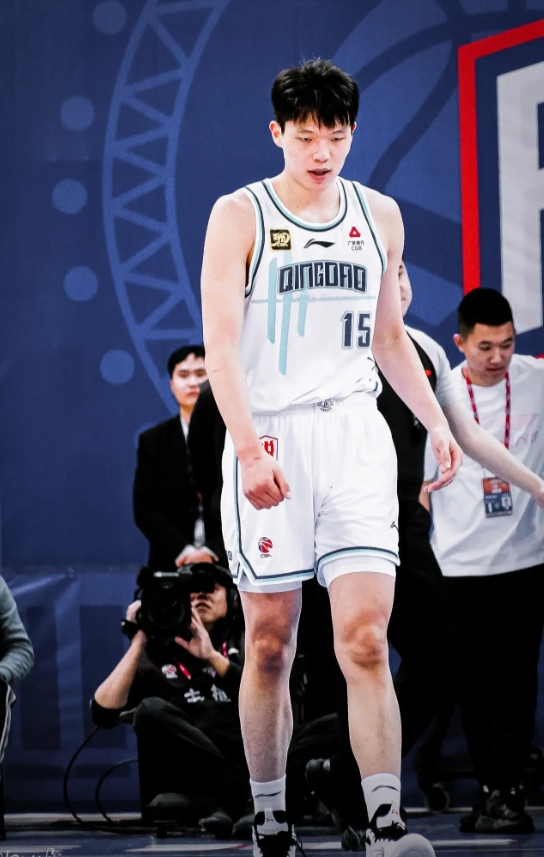 杨瀚森值得勇士拥有2米18的身高，2米24的臂展，能护框会投篮，又是便宜的二轮