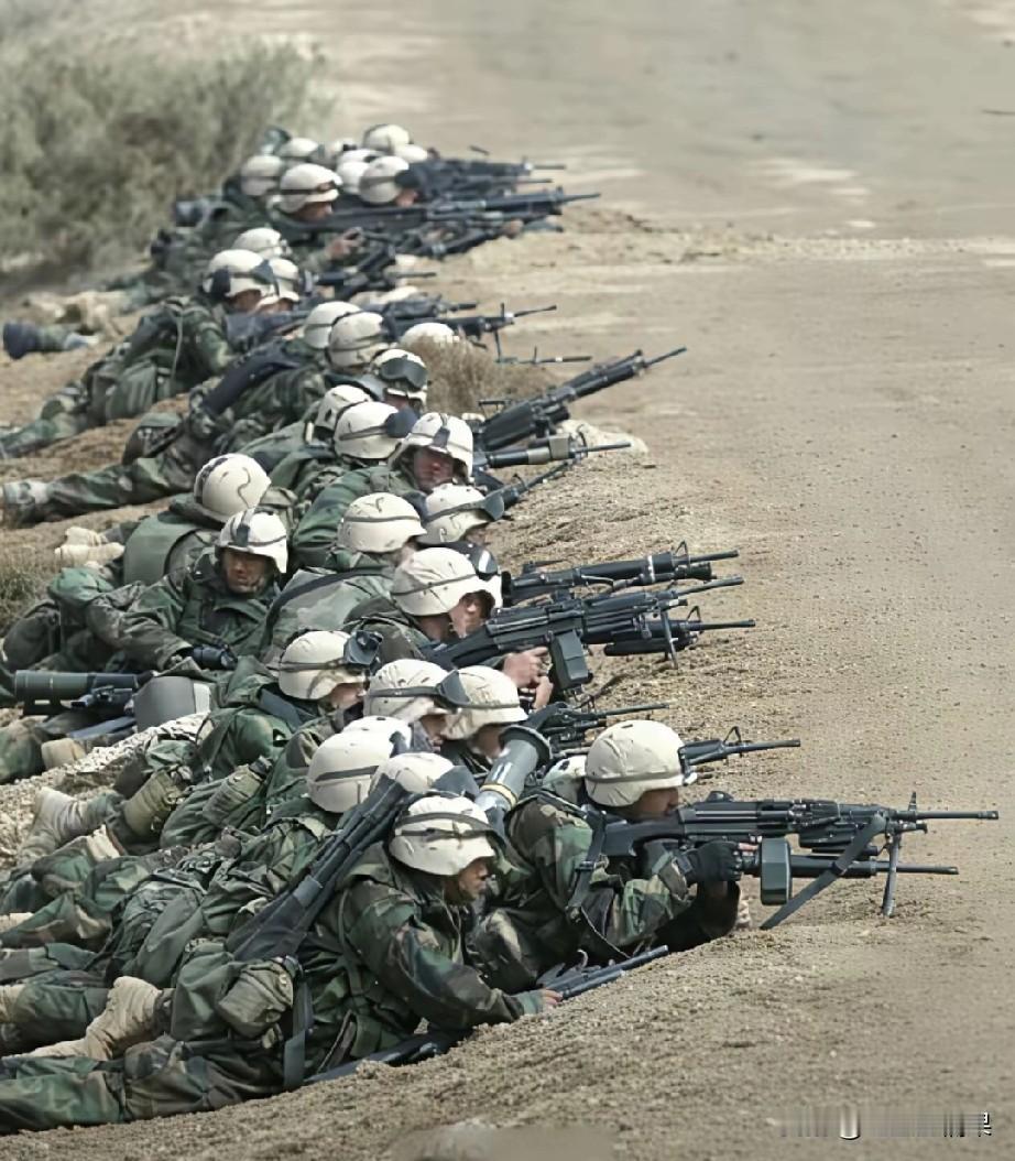 美军当年先进的战术，要是放到现在也是被团灭的命，看这么多人集中在一起，像一个排的