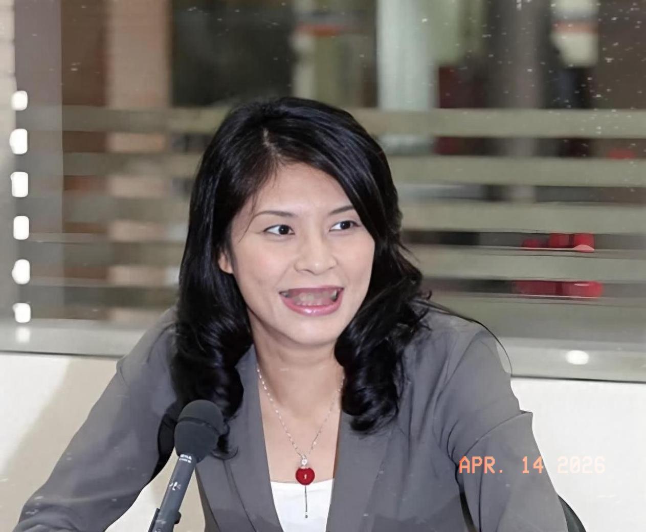 不知道你有没有留意，郑丽文讲话基本不用第一人称“我”，一律用“丽文”自称，比如“