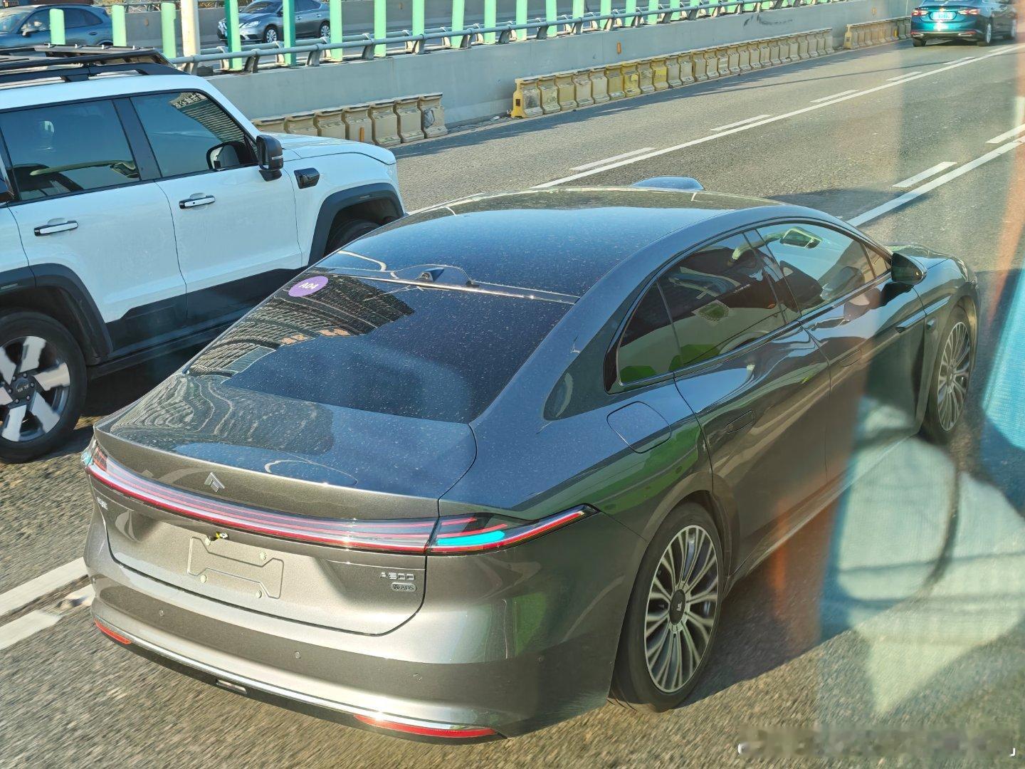 偶遇一台拥有时速120公里L3高速测试牌照的新车，搭载华为乾崑智驾的昊铂A800