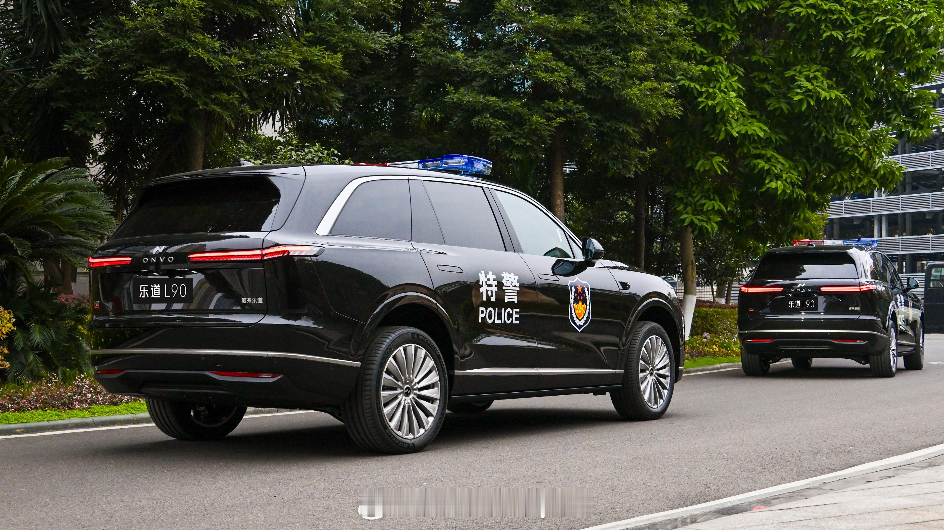 L90这入警车照还真挺帅，紧急公办，换电出发不耽误事儿