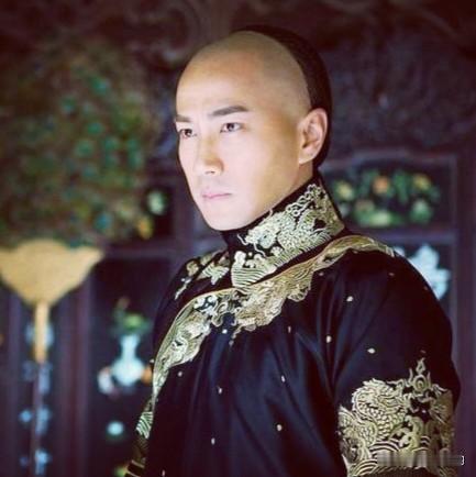 1616年，努尔哈赤建立后金，设八旗，代善掌握两旗，位居四大贝勒之首，是当之无愧