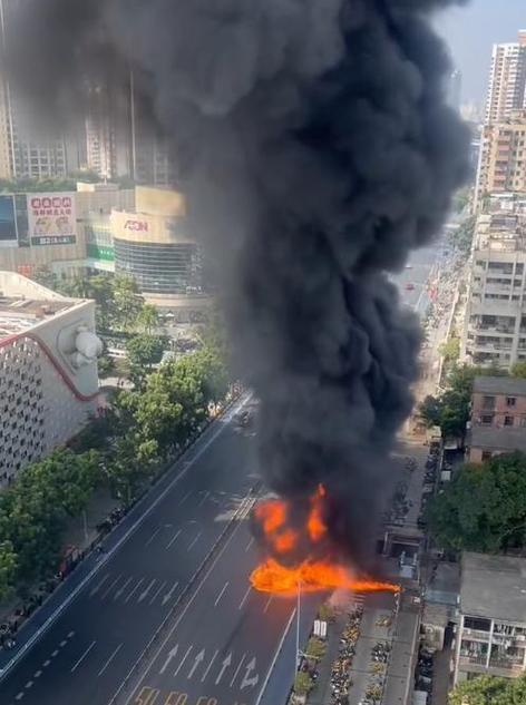 【中午1点多，广州海珠区工业大道北两车碰撞，漏油引燃路边电动车！现场火线蔓延，浓