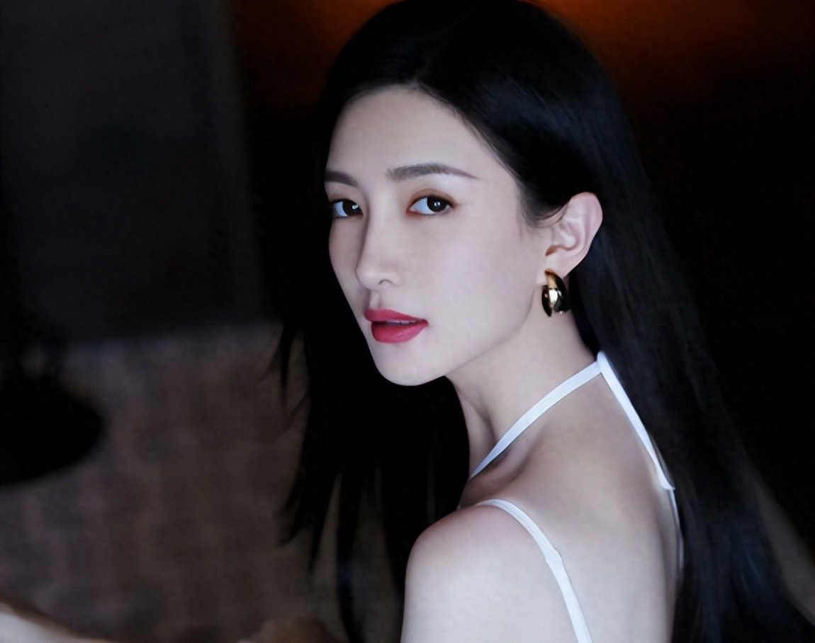 江疏影消失半年,造型翻车被嘲,好友预言成真.最近看到新闻说江疏影出现...