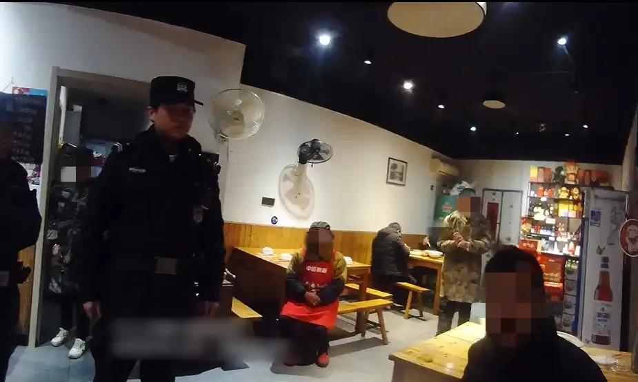 “让你装蒜！”湖北大冶，一男子他酒后指着朋友那桌跟老板放豪言：这桌饭钱算我的！朋