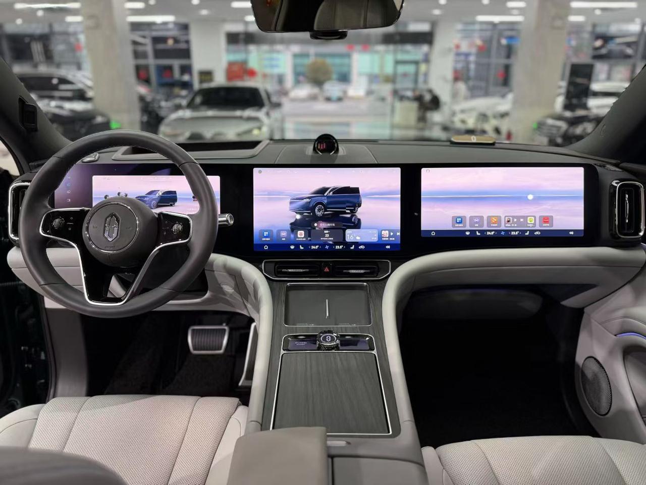 这款问界M9给我的最大感受就是屏幕特别多，前面有三个屏幕，后面还有一个可以上下伸