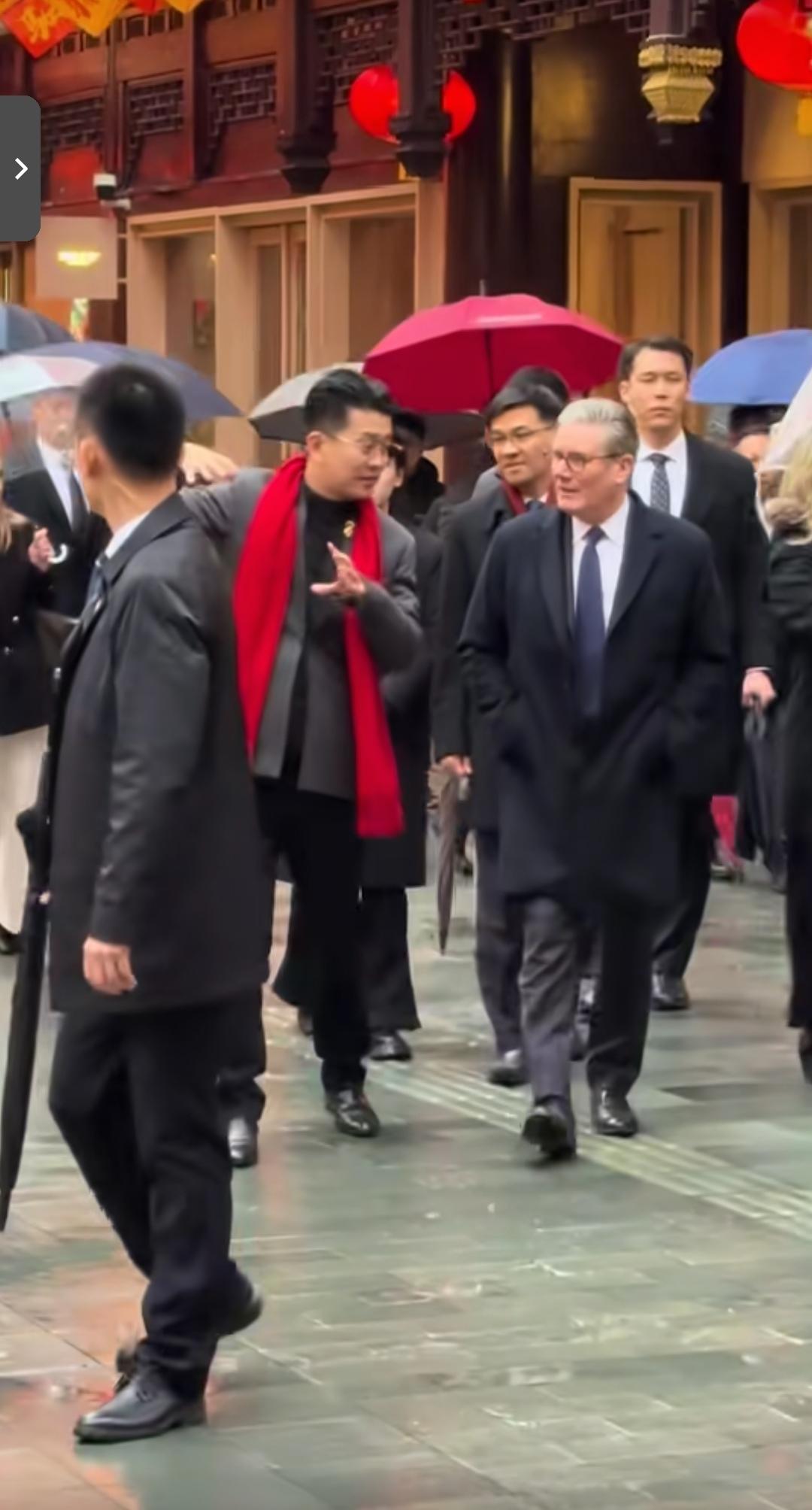 英国首相斯塔默雨中游城隍庙，身旁“黄围巾小哥”讲解亮了。1月30日下午，上海