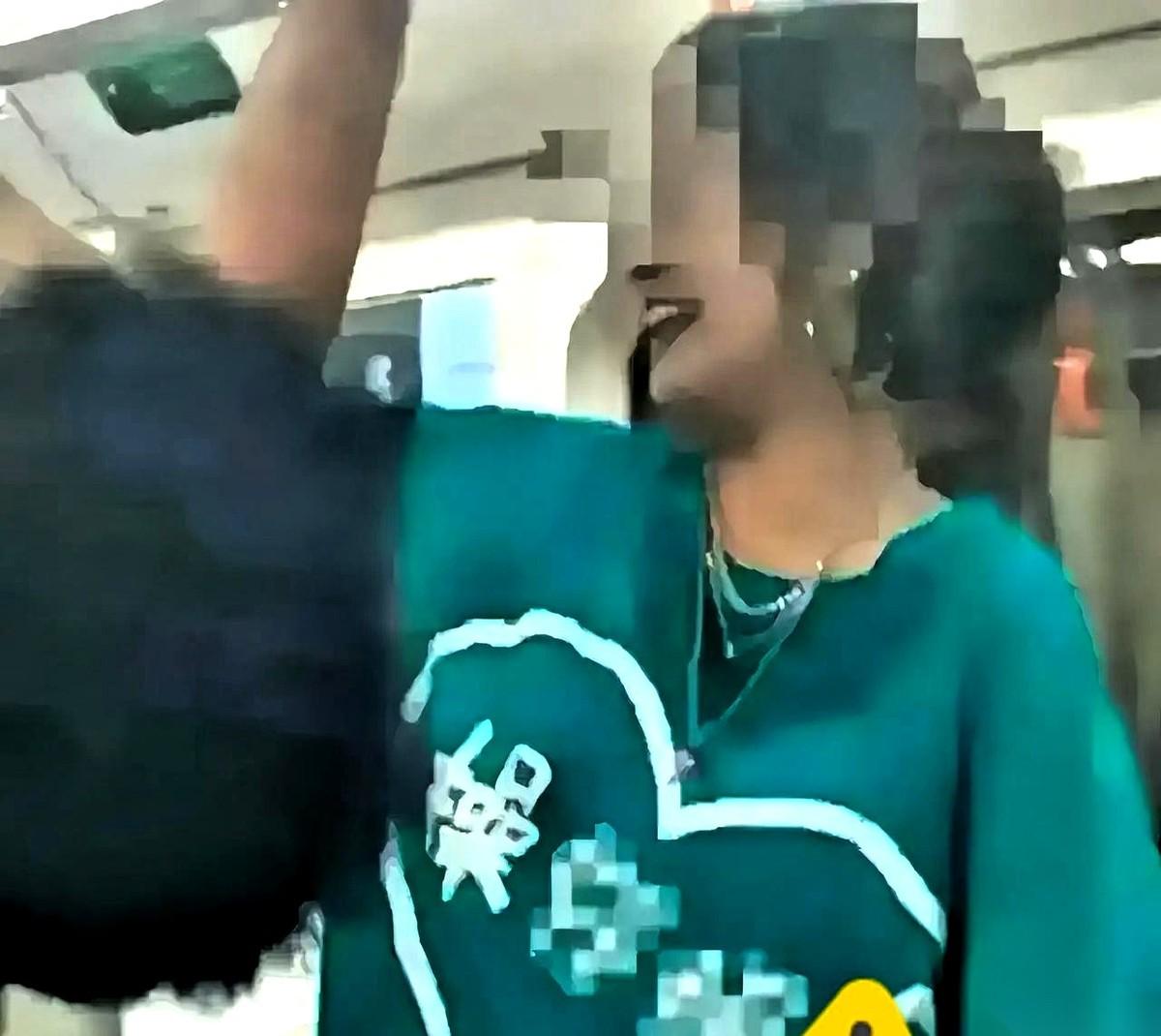 据当时流传的画面显示，2023年的上海地铁车厢里，几部手机的摄像头，直勾勾地怼着