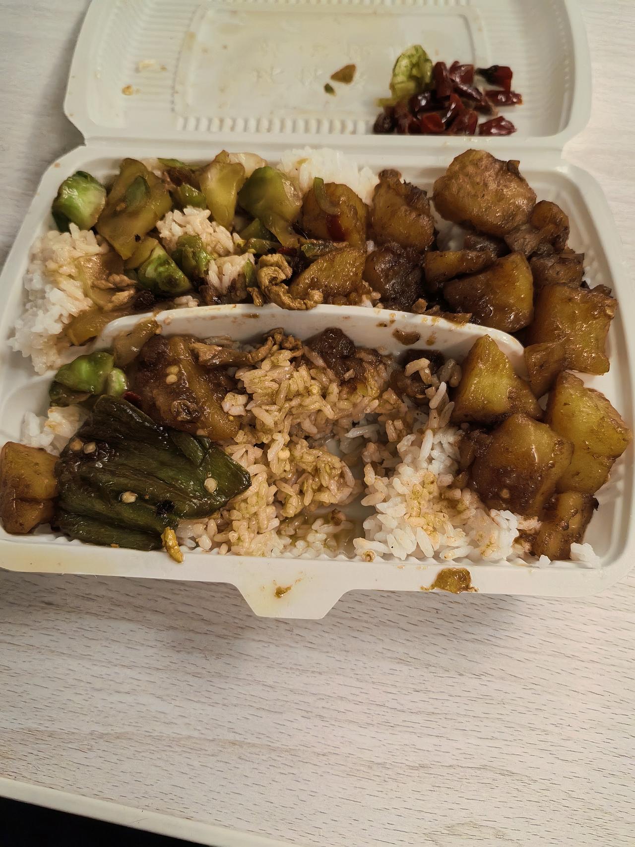 火车上的十五元盒饭前几天我坐了一趟慢车，全程五个小时。出发时包里带的零食不